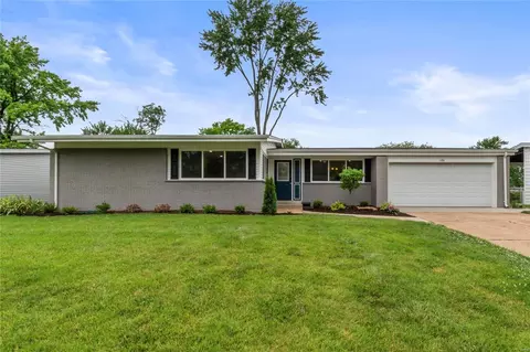 1695 Gallant Fox Dr, Florissant, MO 63033