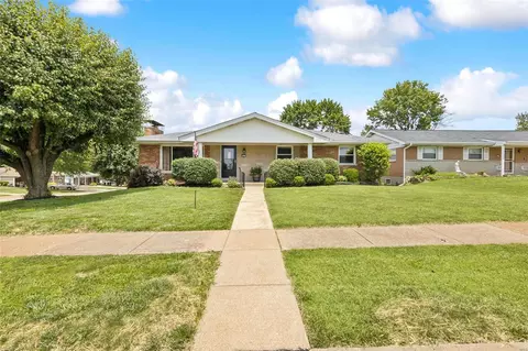 9621 Aerovista Ct, Affton, MO 63123