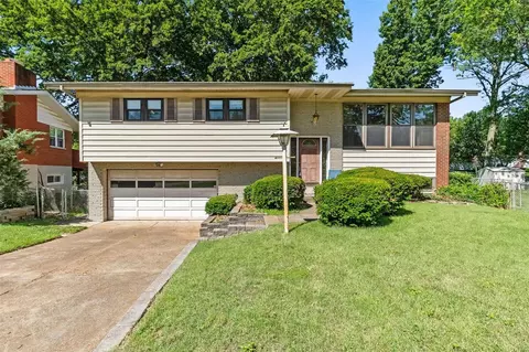 9843 Briarstone Dr, Saint Louis, MO 63126