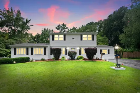 11040 Morrow Dr, Saint Ann, MO 63074