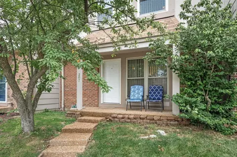 207 Carmel Woods Dr, Ellisville, MO 63021