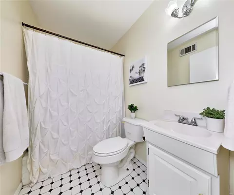 Bath - 7446 Maple Ave, Saint Louis, MO 63143 photo 1 of 2