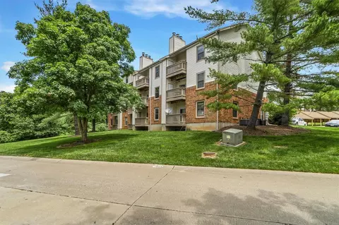 7037 Green Tee Ct #E, Saint Louis, MO 63129