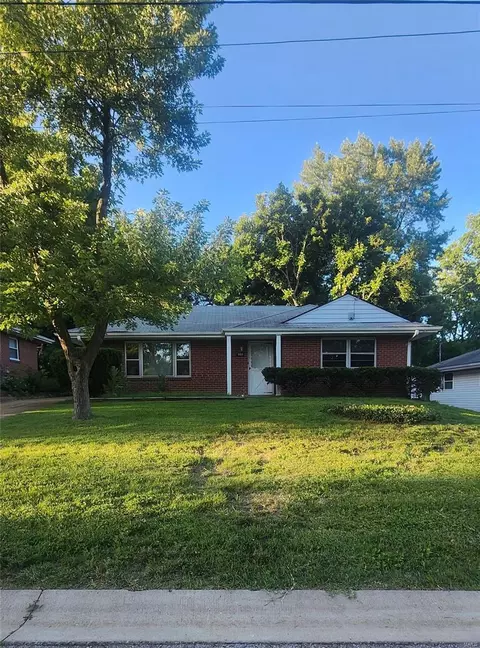 985 Saint Marie St, Florissant, MO 63031
