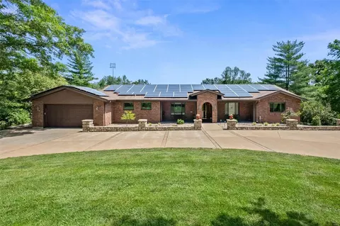 2849 Erb Rd, Saint Louis, MO 63129