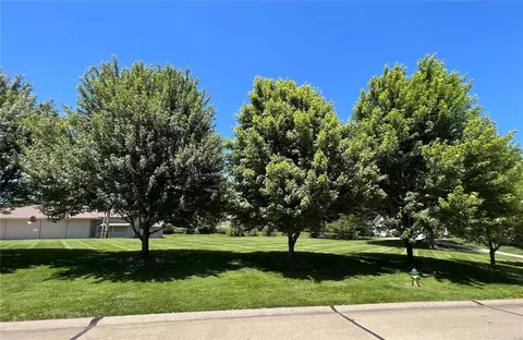 4 Country Club Rd, Saint Charles, MO 63303