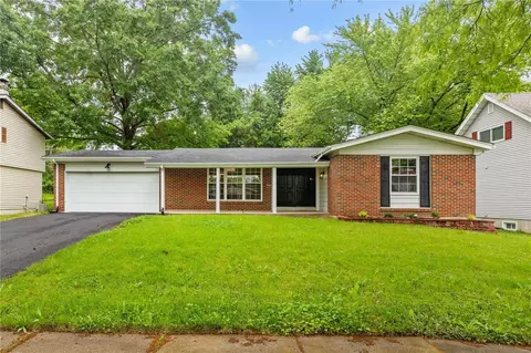 5727 Hidden Cove Ln, Florissant, MO 63034