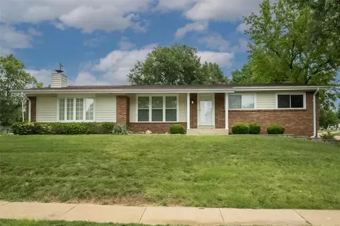 1005 Broadhurst Dr, Manchester, MO 63021
