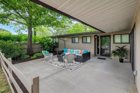 253 Horseshoe Dr, Kirkwood, MO 63122