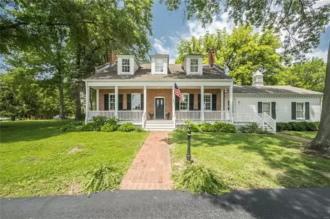 400 Hackmann Ln, Creve Coeur, MO 63141