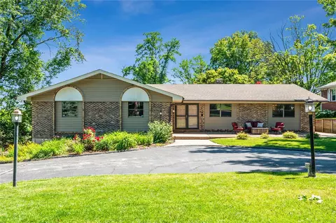 688 Henry Ave, Ballwin, MO 63011