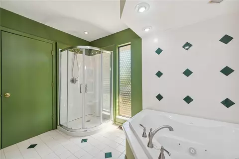 Bath - 688 Henry Ave, Ballwin, MO 63011 photo 2 of 5