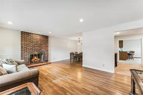 601 Acorn Dr, Saint Louis, MO 63126