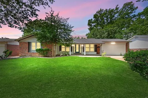 2243 Wilding Dr, Saint Louis, MO 63114