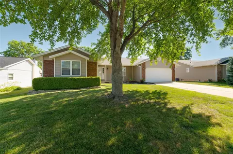 1276 Golden Gate Ln, Saint Peters, MO 63376