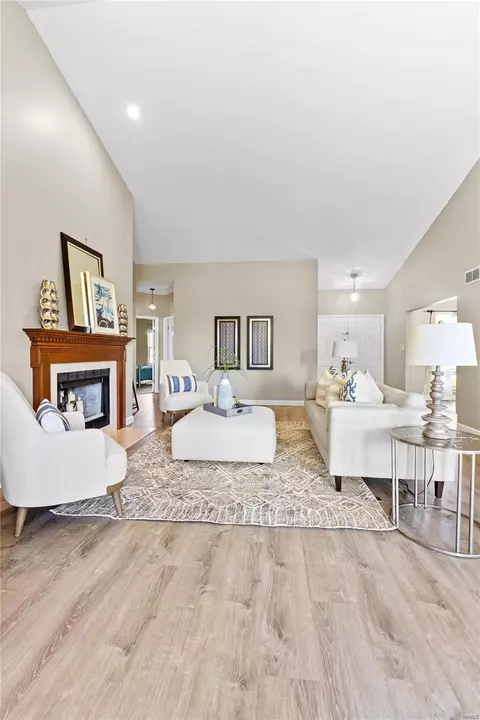 Living - 10 Arbor Hill Ct, Ballwin, MO 63021 photo 3 of 6