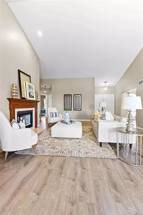 Living - 10 Arbor Hill Ct, Ballwin, MO 63021 photo 2 of 6
