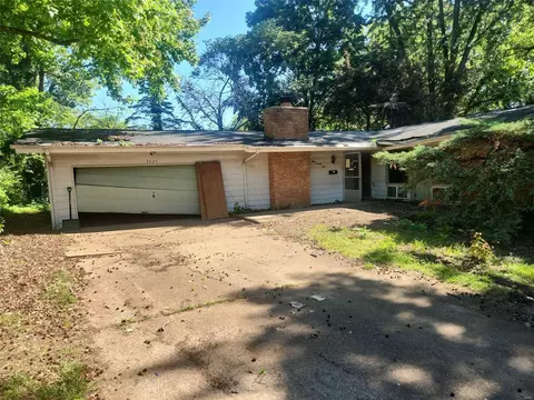 3025 Kingsley Dr, Florissant, MO 63033