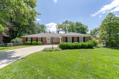 10534 Hackamore Ln, Saint Louis, MO 63128
