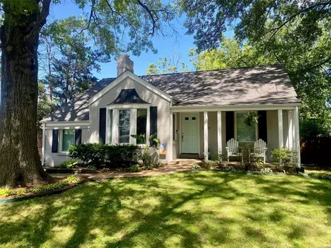 1048 N Geyer Rd, Saint Louis, MO 63122