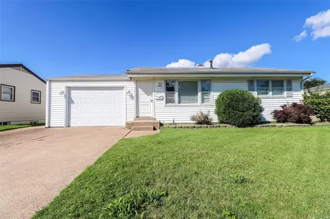 705 Florland Dr, Florissant, MO 63031