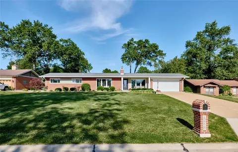 12225 Blackhall Dr, Saint Louis, MO 63128