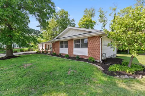 749 Beauvais Ct, Creve Coeur, MO 63141