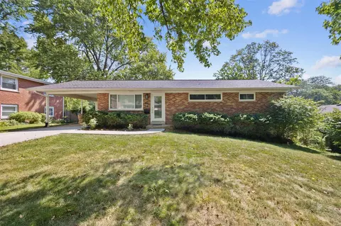 806 Blossom Ln, Saint Louis, MO 63119