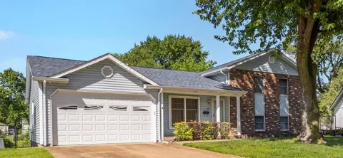 21 Cedar Park Dr, Florissant, MO 63031