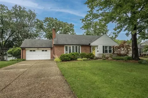 640 Applewood Dr, Saint Louis, MO 63122