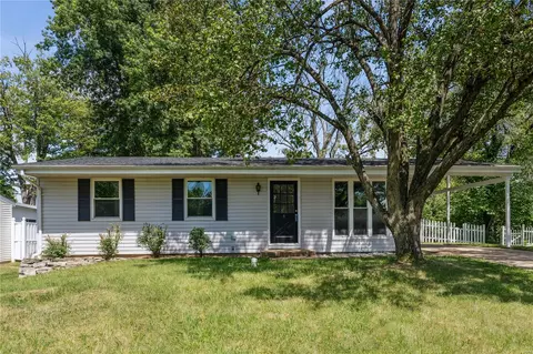 704 Vendome Ln, Ballwin, MO 63011