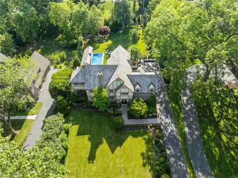 38 Fair Oaks Dr, Ladue, MO 63124