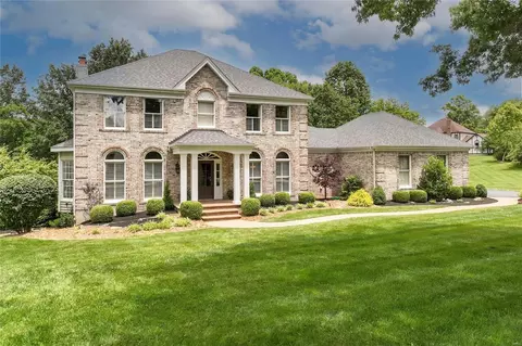 17149 Surrey View Dr, Chesterfield, MO 63005