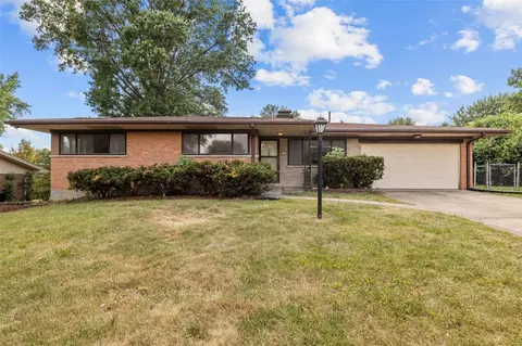 9864 Amberley Dr, Saint Louis, MO 63126