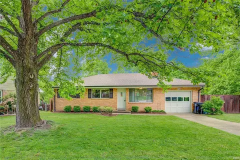 813 Lynda Ct, Saint Louis, MO 63122