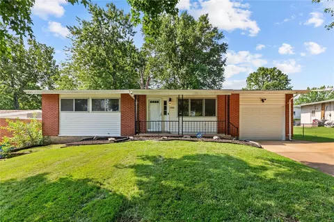 1806 Nashua Dr, Saint Louis, MO 63136