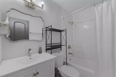 Bath - 130 Timka Dr, Ballwin, MO 63011 photo 2 of 3