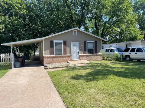 7499 Rowles Ave, Saint Louis, MO 63135