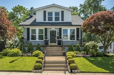 20 Waverton Dr, Ladue, MO 63124