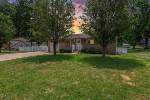 428 Mclaughlin Dr, Saint Louis, MO 63129