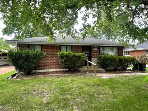 1225 Senate Dr, Saint Louis, MO 63138