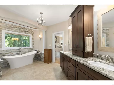 Bath - 2203 Devonsbrook Dr, Chesterfield, MO 63005 photo 2 of 8