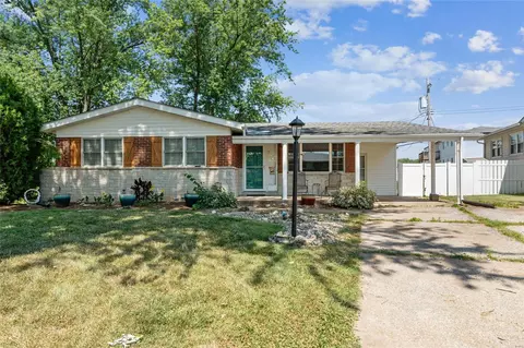 2665 Camino Dr, Saint Louis, MO 63125