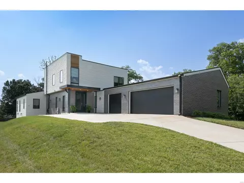 11925 Santino Ct, Creve Coeur, MO 63141