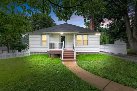 10574 Oak Ave, Saint Louis, MO 63114