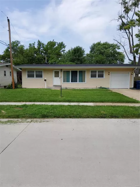 265 Duquette Ln, Florissant, MO 63033