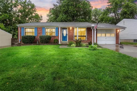 2827 Laurel View Ln, Maryland Heights, MO 63043