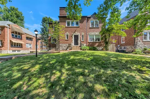 7527 Cromwell Dr, Clayton, MO 63105