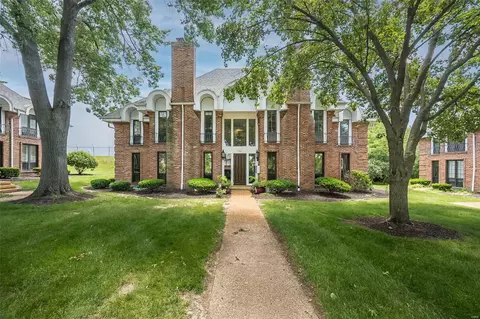 916 Claytonbrook Dr #1, Ballwin, MO 63011