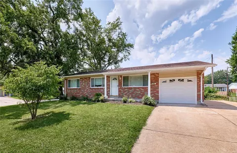 900 Hazelvalley Dr, Hazelwood, MO 63042